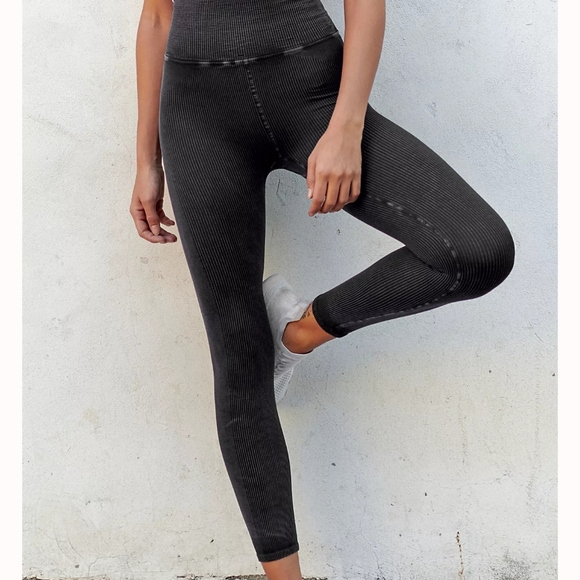 🖤 Free People Ultra High Rise Happiness Runs Leggings 🖤 - Picture 3 of 15
